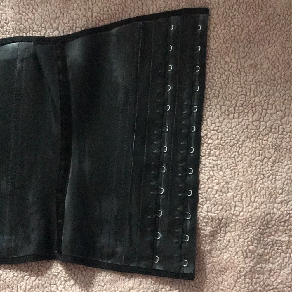 NEW CONDITION 32” waist trainer leather w metal